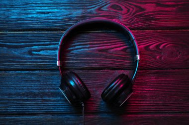 Ahşap arka plan, üstten görünüm üzerinde etkilidirler ile modern şık kulaklıklar