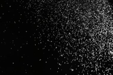 Siyah arka plan üzerine düşen kar gevreği. Kış hava