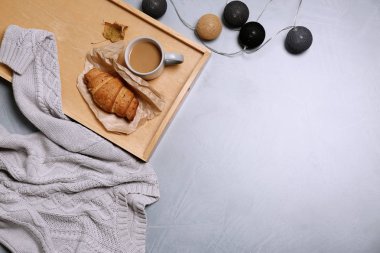 Sıcak kazak ve renk arka plan üzerinde metin için yer düz yatıyordu kompozisyonu