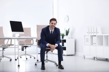 İşyeri Ofis koltuğu oturan genç işadamı