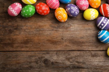 Paskalya yumurtaları ve ahşap arka plan, üstten görünüm üzerinde metin için yer dekore edilmiş
