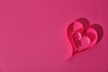 Kalplerini kurdeleler ve renk arka plan, üstten görünüm üzerinde metin için yer yapılmış