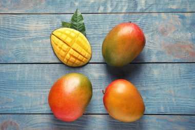 Ahşap arka plan üzerinde mango ile düz yatıyordu kompozisyon