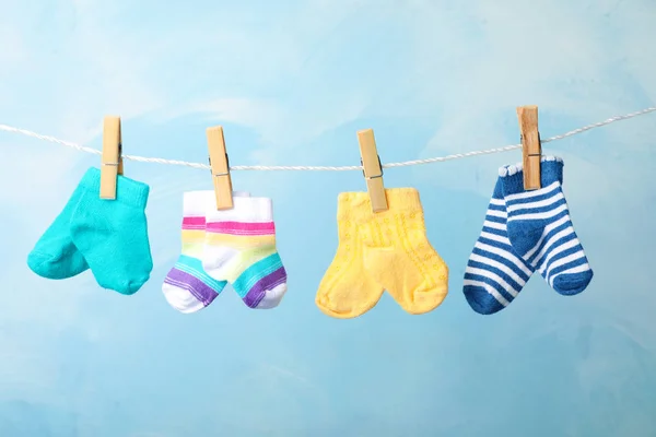 Çamaşırhane Çizgi Renk Arka Plan Üzerinde Şirin Çocuk Çorap — Stok fotoğraf