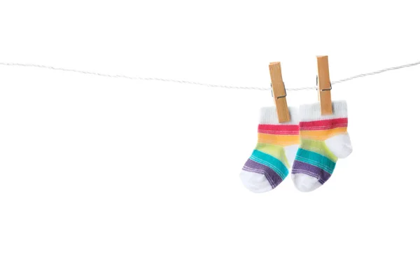 Niedliche Kindersocken Auf Wäscheleine Vor Weißem Hintergrund — Stockfoto