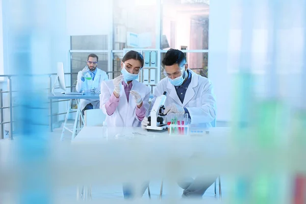 Młodych Naukowców Pracujących Laboratorium Analiza Chemiczna — Zdjęcie stockowe