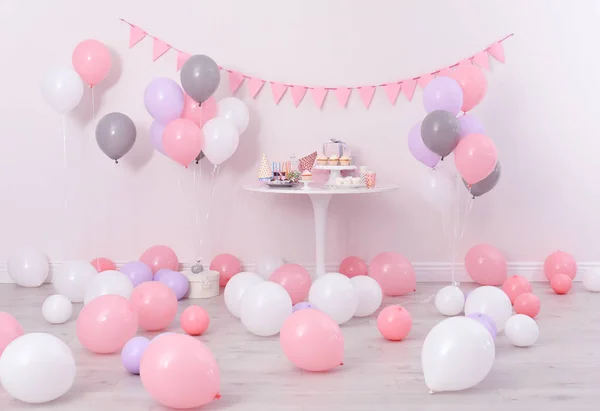 Doces Festa Itens Mesa Quarto Decorado Com Balões — Fotografia de Stock