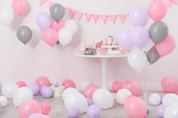 Doces Festa Itens Mesa Quarto Decorado Com Balões — Fotografia de Stock