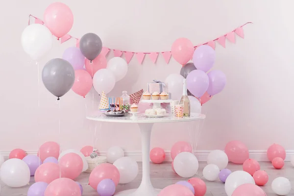 Doces Festa Itens Mesa Quarto Decorado Com Balões — Fotografia de Stock