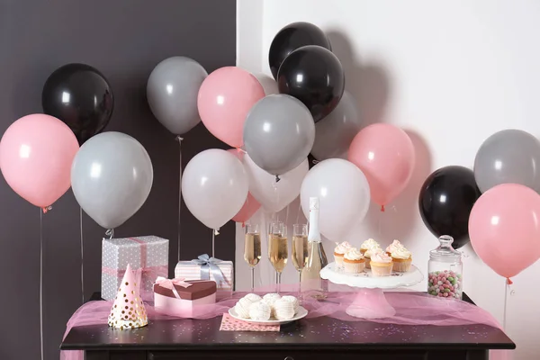 Doces Festa Itens Mesa Quarto Decorado Com Balões — Fotografia de Stock