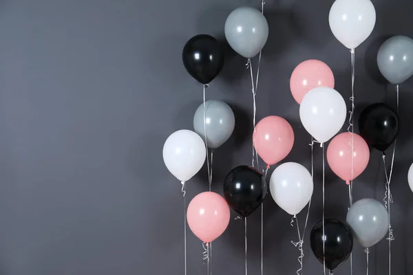 Balões Brilhantes Perto Parede Colorida Espaço Para Texto — Fotografia de Stock