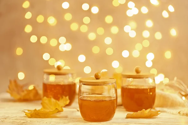 Γυάλινα Βάζα Γλυκό Μέλι Στο Τραπέζι Ενάντια Θολά Φώτα Χώρο — Φωτογραφία Αρχείου