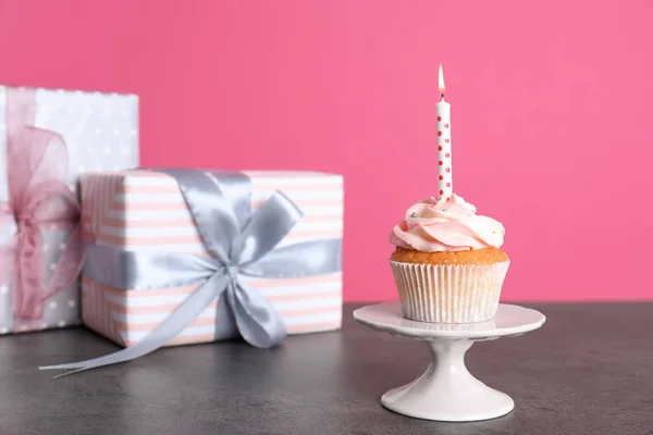 Composição Com Cupcake Aniversário Presentes Mesa Espaço Para Texto — Fotografia de Stock