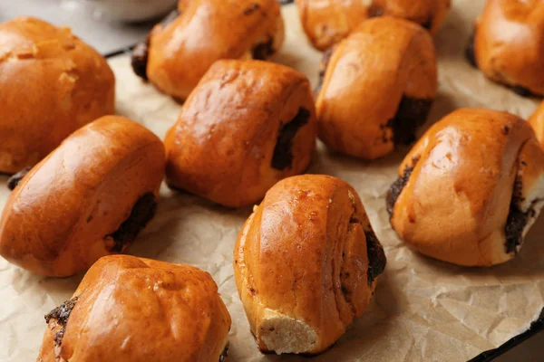 Leckere Mohnbrötchen Auf Backpapier — Stockfoto