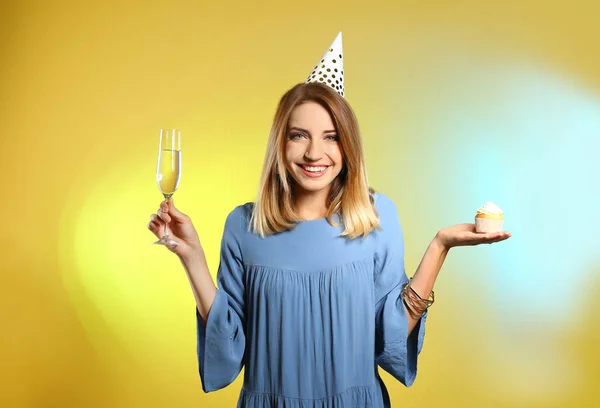 Portrait Happy Woman Champagne Glass Tasty Cupcake Color Background — Stock Photo, Image