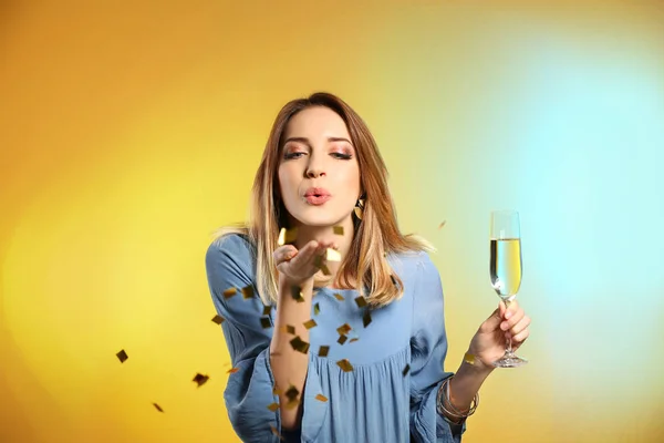 Portrét Šťastné Ženy Champagne Foukání Skla Konfety Barvu Pozadí — Stock fotografie