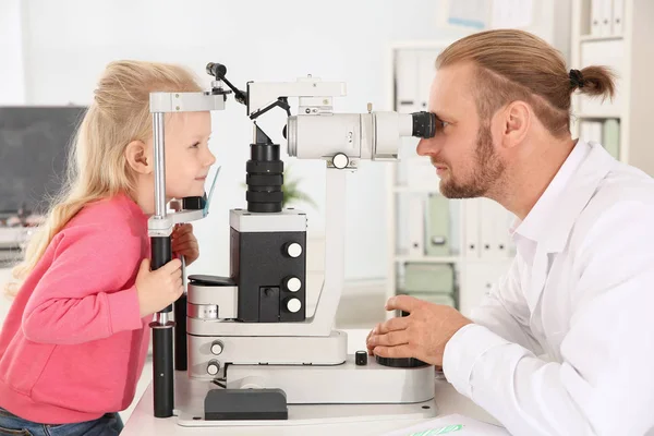 Barnens Läkare Undersöka Liten Flicka Med Oftalmologiska Utrustning Klinik — Stockfoto