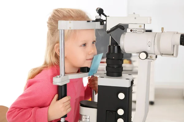 Χαριτωμένο Μικρό Κορίτσι Επισκέπτεται Γιατρό Του Παιδιού Οφθαλμολογική Εξέταση — Φωτογραφία Αρχείου