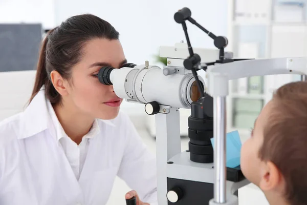 Kinder Dokter Examencommissie Jongetje Met Ophthalmic Apparatuur Kliniek — Stockfoto