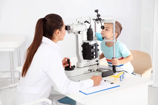 Médico Niños Examinando Niño Con Equipo Oftálmico Clínica —  Fotos de Stock