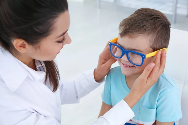 Medico Bambini Che Mette Gli Occhiali Sul Bambino Clinica — Foto Stock