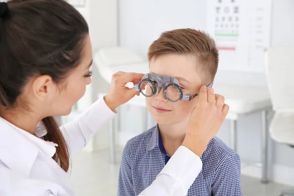 Barnens Läkare Sätta Rättegång Ram Liten Pojke Klinik Ögonundersökning — Stockfoto