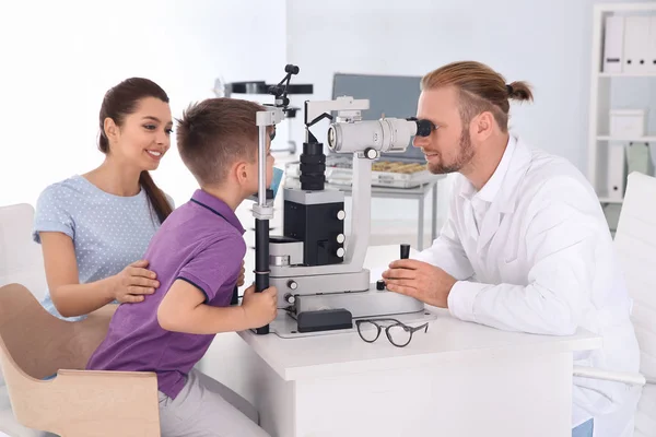 Médico Niños Examinando Niño Pequeño Con Lámpara Hendidura Clínica —  Fotos de Stock