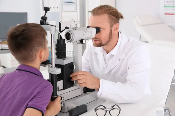 Médico Niños Examinando Niño Pequeño Con Lámpara Hendidura Clínica —  Fotos de Stock