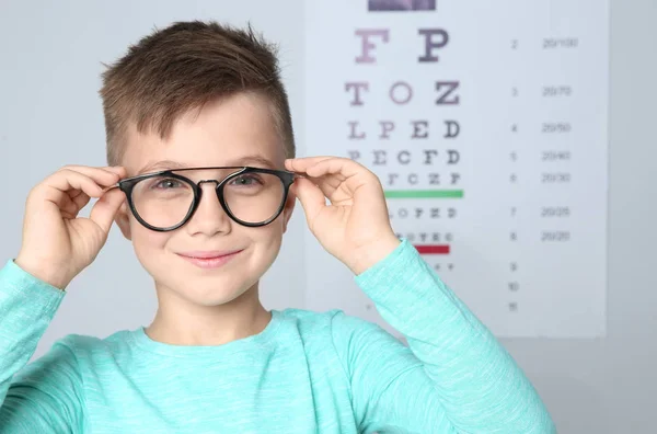 Liten Pojke Med Glasögon Besöker Barns Läkare Klinik Utrymme För — Stockfoto