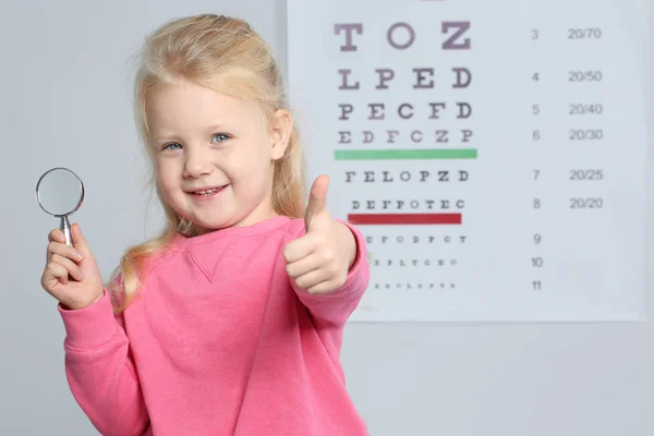 Meisje Met Vergrootglas Bezoekende Kinder Arts Ruimte Voor Tekst Oog — Stockfoto