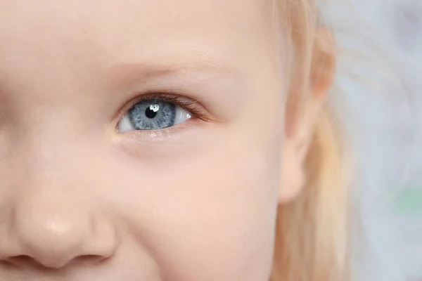 Little Girl Focus Eye Visiting Children Doctor Ophthalmologist — Stock Photo, Image