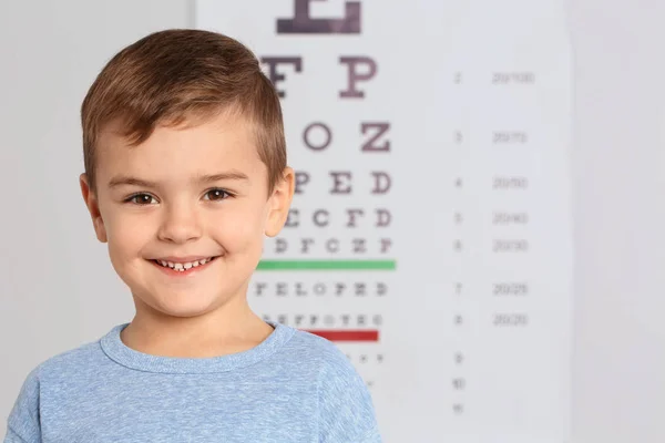 Retrato Lindo Niño Visitando Médico Los Niños Espacio Para Texto —  Fotos de Stock