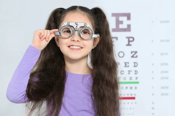 Ragazzina Con Cornice Prova Vicino All Occhio Grafico Ospedale Spazio — Foto Stock