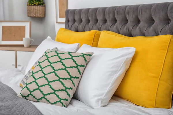 スタイリッシュな室内に柔らかい枕と大きなベッド — ストック写真