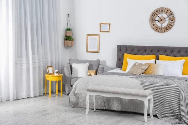 Elegante Interior Habitación Con Cama Grande Cómoda —  Fotos de Stock