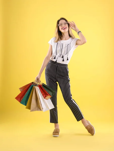 Arkaplanda Alışveriş Torbaları Olan Güzel Genç Bir Kadın — Stok fotoğraf