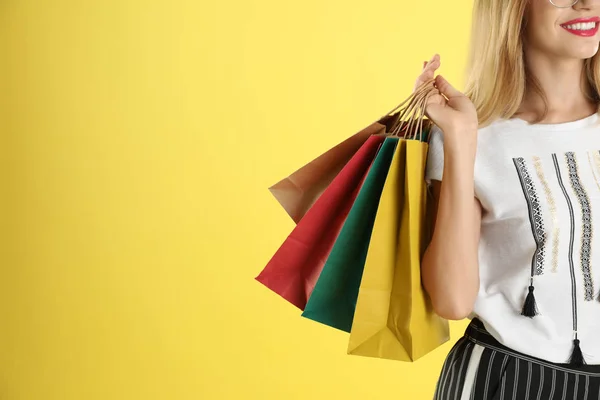 Alışveriş Torbaları Renk Arka Plan Closeup Üzerinde Olan Kadın Metin — Stok fotoğraf