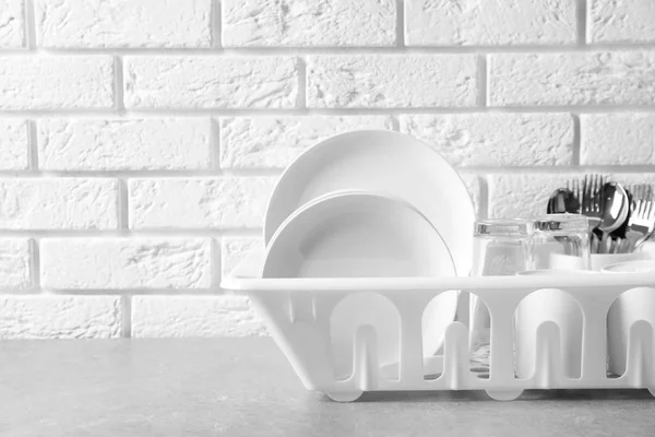 Dish Drainer Clean Plates Table Brick Wall Space Text — Stock Photo, Image