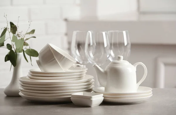 Set Clean Dishes Table Blurred Background — Stock Photo, Image