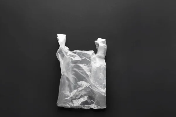 黒の背景に透明な使い捨てのビニール袋 — ストック写真
