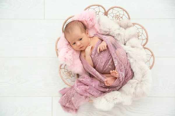 Adorable Niña Recién Nacida Acostada Nido Del Bebé Sobre Fondo — Foto de Stock