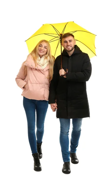 美丽的夫妇与伞的全长画像 查出在白色 — 图库照片
