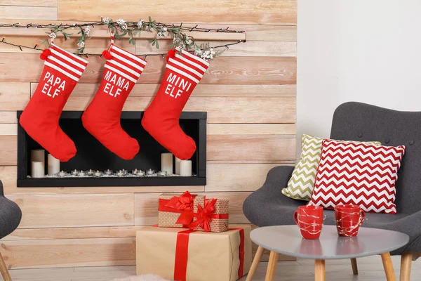 圣诞内饰与丝袜和装饰壁炉 — 图库照片