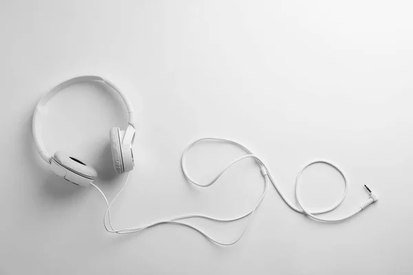Headphones Modernos Elegantes Com Auriculares Fundo Branco Vista Superior Espaço — Fotografia de Stock