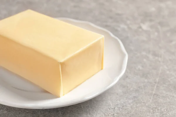 Prato Com Manteiga Fresca Mesa Close — Fotografia de Stock