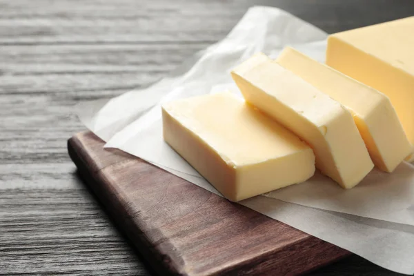 Placa Madeira Com Manteiga Fresca Mesa Espaço Para Texto — Fotografia de Stock