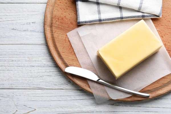 Placa Madeira Com Manteiga Fresca Faca Mesa Vista Superior Espaço — Fotografia de Stock