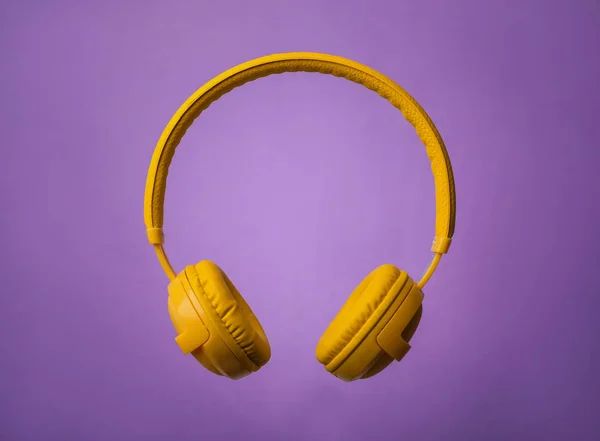 Vezeték Nélküli Fejhallgató Fülvédő Színes Háttérrel — Stock Fotó