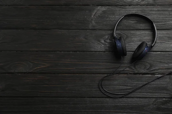 Elegantes Auriculares Modernos Espacio Para Texto Sobre Fondo Madera Vista — Foto de Stock