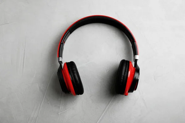 Schicke Moderne Kopfhörer Auf Grauem Hintergrund Draufsicht — Stockfoto